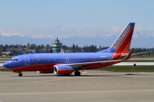 Southwest B737 engine breaks mid-flight, shatters window